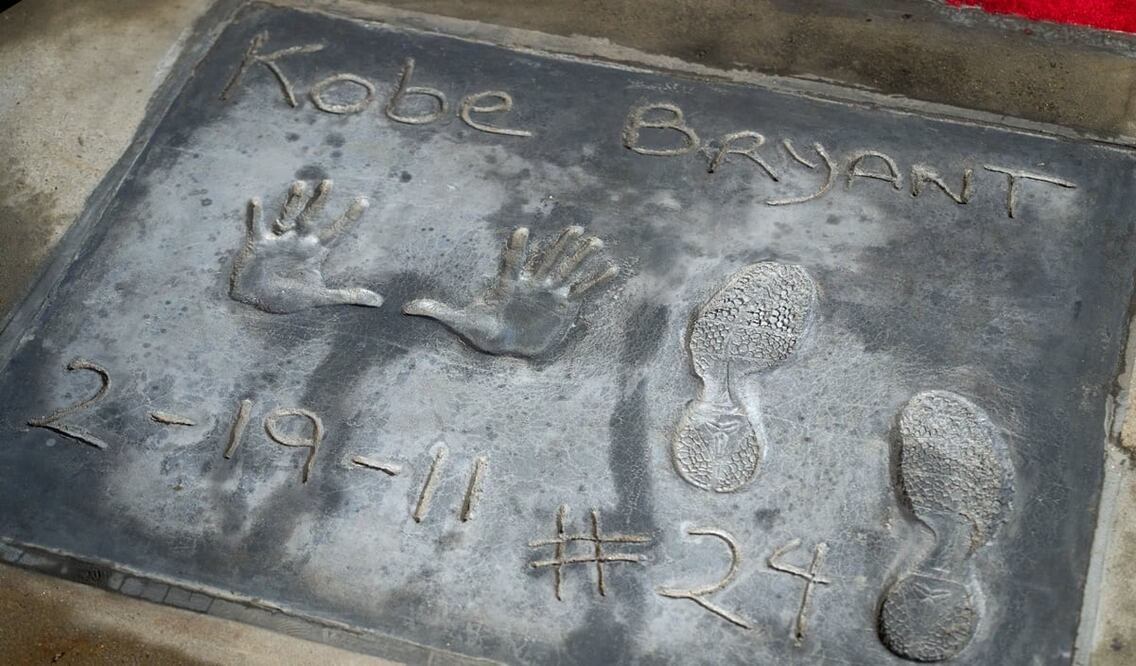 Manos y pisadas de Kobe Bryant - Foto: EFE