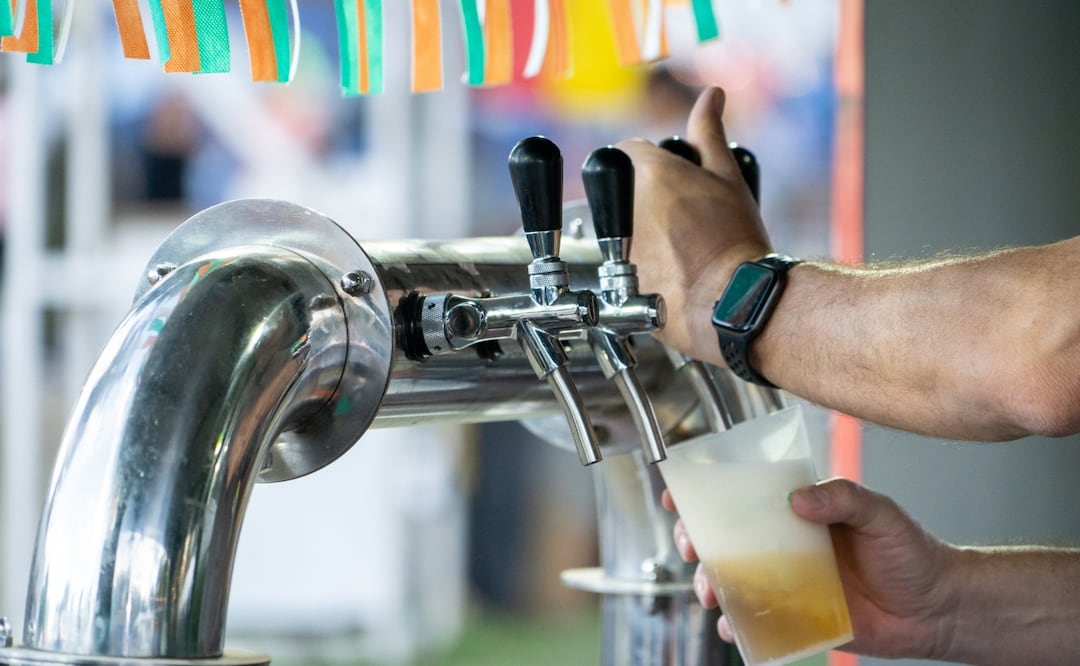 Lugares donde comer y beber cerveza artesanal en CDMX. Foto: istock