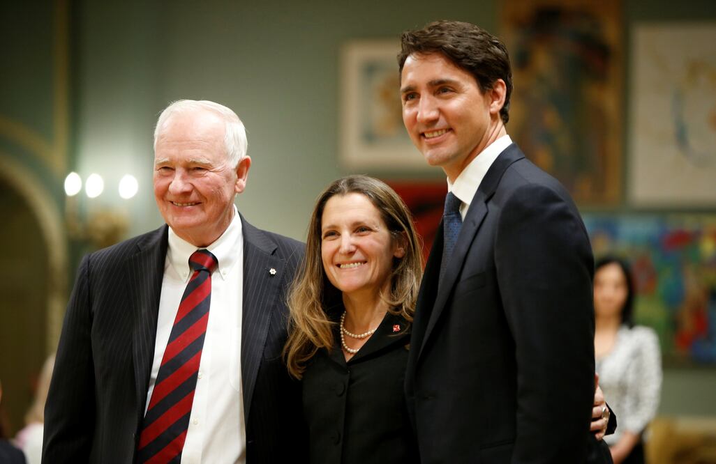 La nueva ministra de Exteriores de Canadá, Chrystia Freeland, posa junto al gobernador general del país, David Johnston, y el primer ministro Justin Trudeau (Foto: Reuters)