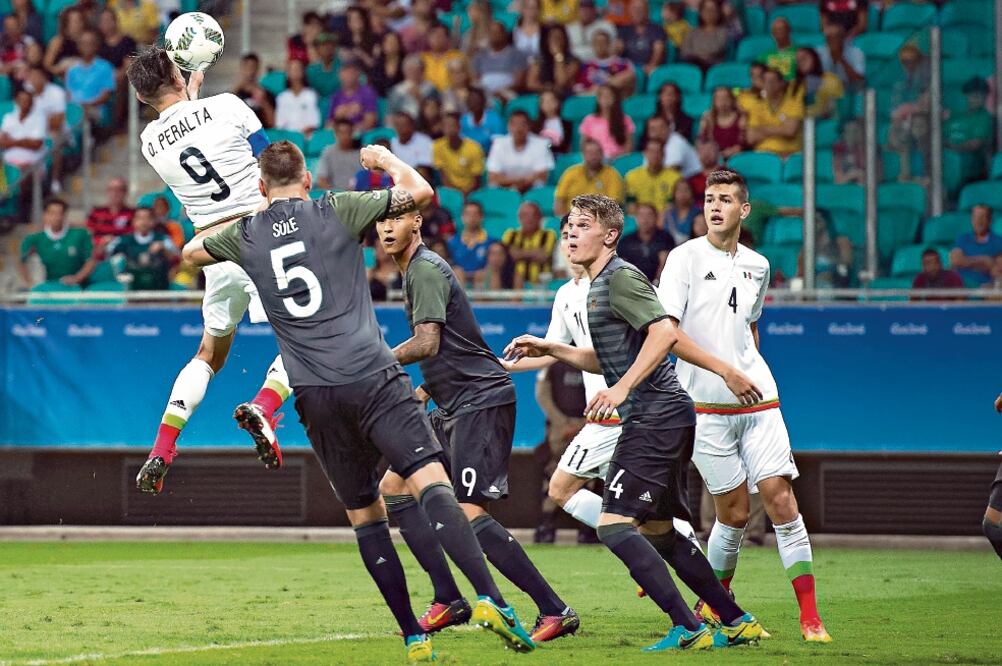 Hermoso fue el remate de cabeza de Oribe Peralta para poner a México adelante en el duelo frente a los teutones (ERNESTO PÉREZ. IMAGO7)