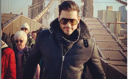 Carlos Rivera posa en sexy traje de baño y Cynthia Rodríguez se derrite 