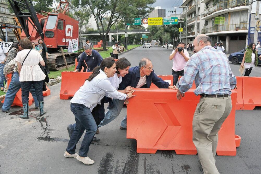 Vecinos de la colonia San José Insurgentes bloquearon Circuito Interior para exigirle al Gobierno del DF pare la obra del deprimido en Río Mixcoac (SAÚL LÓPEZ. CUARTOSCURO)