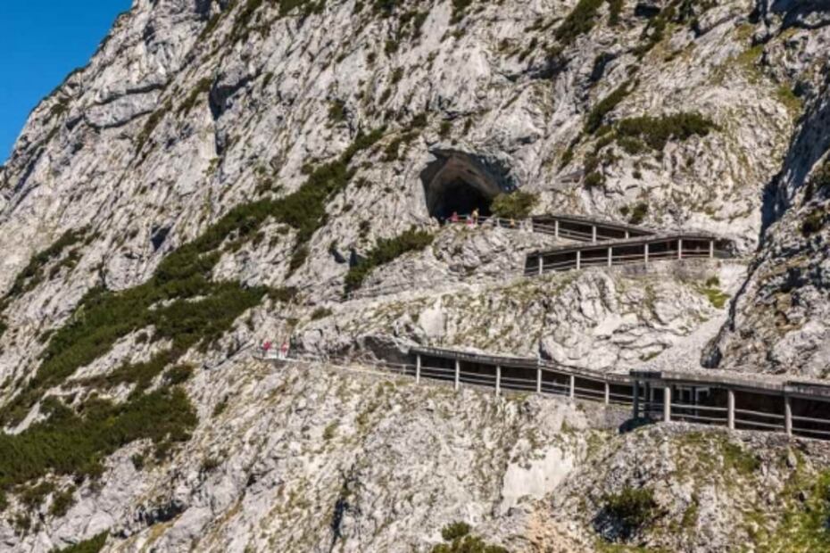 Dónde está la cueva de hielo más grande del mundo