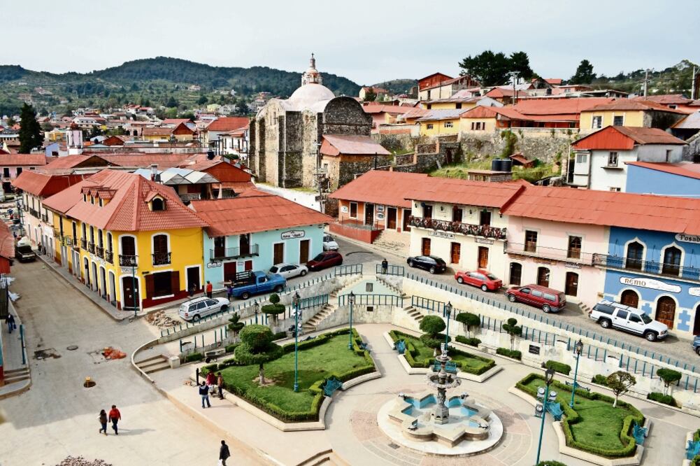 En este poblado de legado minero, las casonas y construcciones se combinan con el olor a pastes y al pan de pulque y de nata que se cocina en sus hornos. Entre los principales atractivos están cinco museos, entre ellos el Panteón Inglés. (CORTESÍA)
