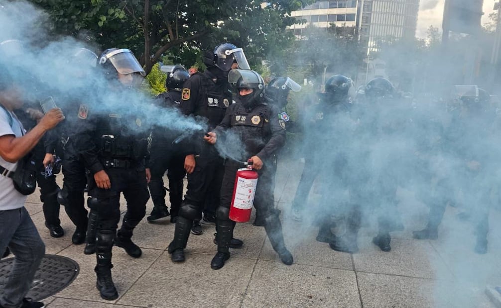 Elementos de la SSC, respondieron a las agresiones utilizando gas extinguidor para dispersar los disturbios.
Foto: Juan Carlos Williams