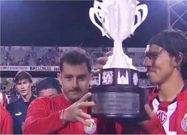 Chivas recibe burlas en redes sociales; usuarios aseguran que ganaron una copa de cartón