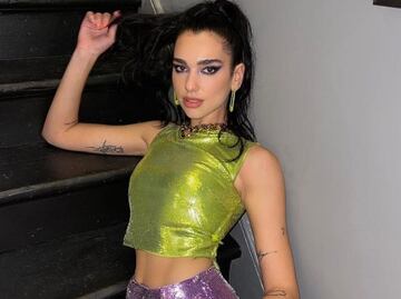 Dua Lipa pone en tendencia los mini tops de mariposa