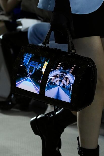 Louis Vuitton presenta bolsas con pantallas de OLED flexibles