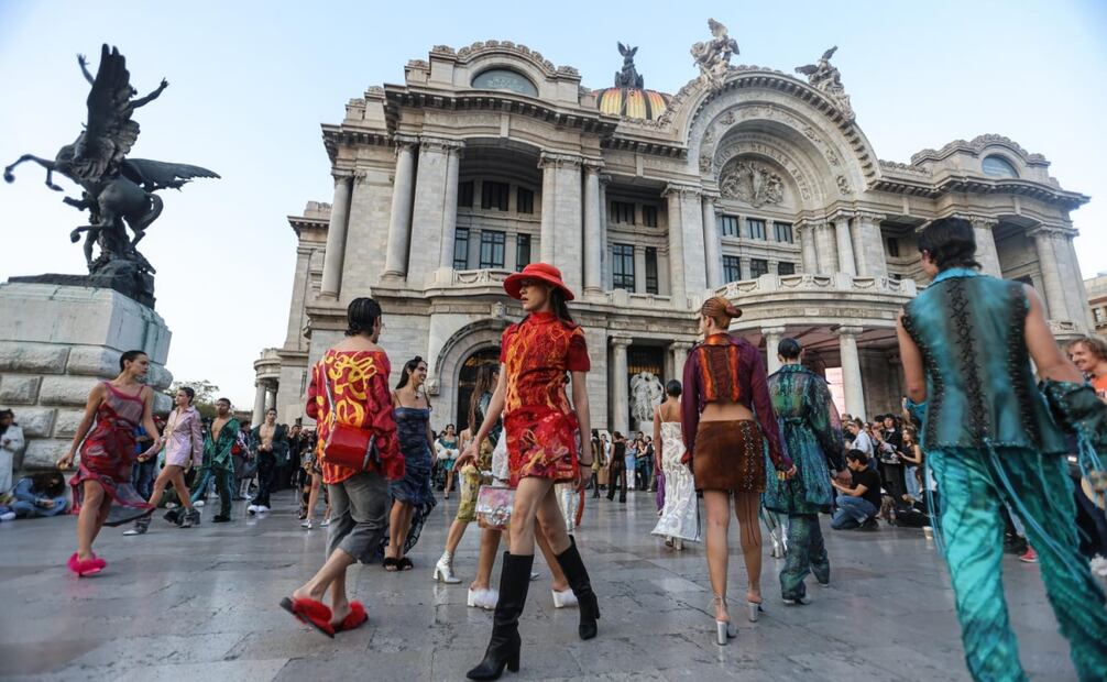 Pasarela de moda de la diseñadora de moda Gabrielle Venguer en la explanada del Palacio de Bellas Artes 8 de febrero. Foto: Gabriel Pano / EL UNIVERSAL