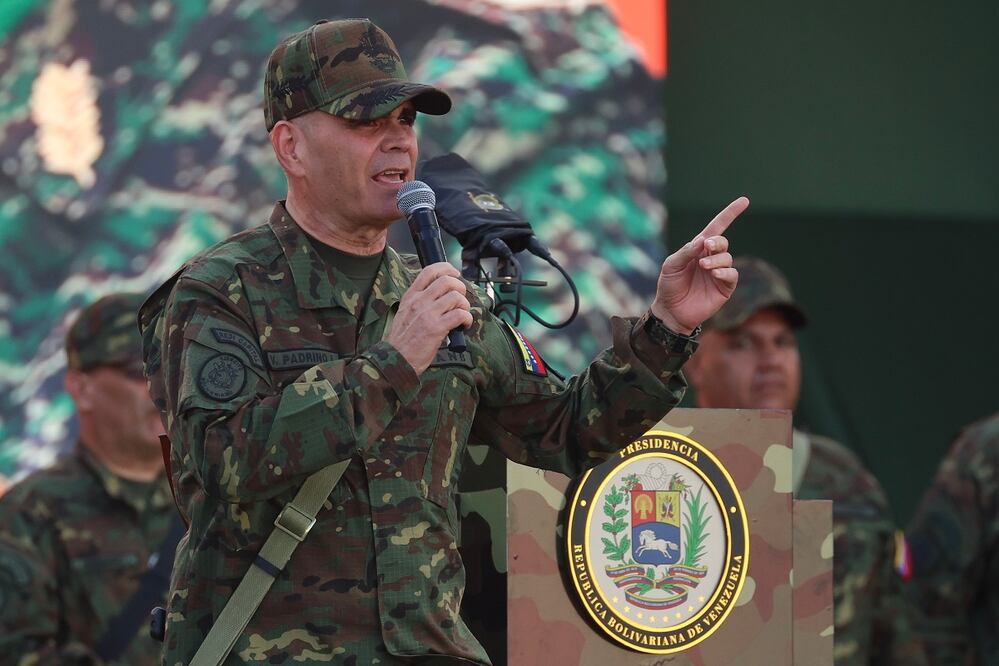 El ministro de Defensa de Venezuela, Vladimir Padrino López, habla a los militares, durante un evento en Caracas. FOTO: EFE
