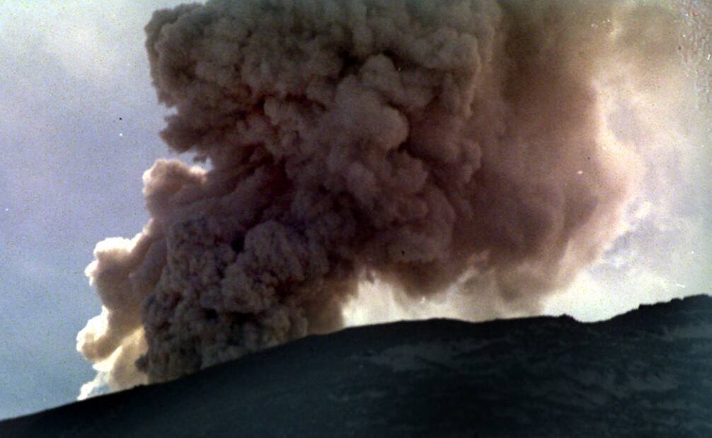 Posterior a la primer erupción del Popocatépetl reportada el 12 de diciembre, el 15 las columnas de gas y ceniza podían verse desde cualquier ángulo. Para ese entonces la incertidumbre causó temor entre los pobladores y las instituciones de gobierno, no se tenía esperado que estas exhalaciones serían el inicio de explosiones más fuertes. Foto: Agustín Martínez/ Archivo EL UNIVERSAL.