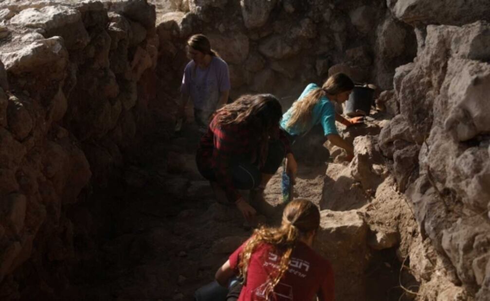 Con todo y armas, descubren fuerte de batalla de hace 2 mil 100 años