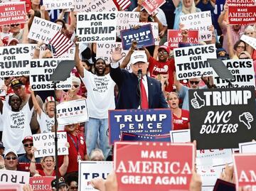 Mujeres acusan a Trump de sobrepasarse con ellas