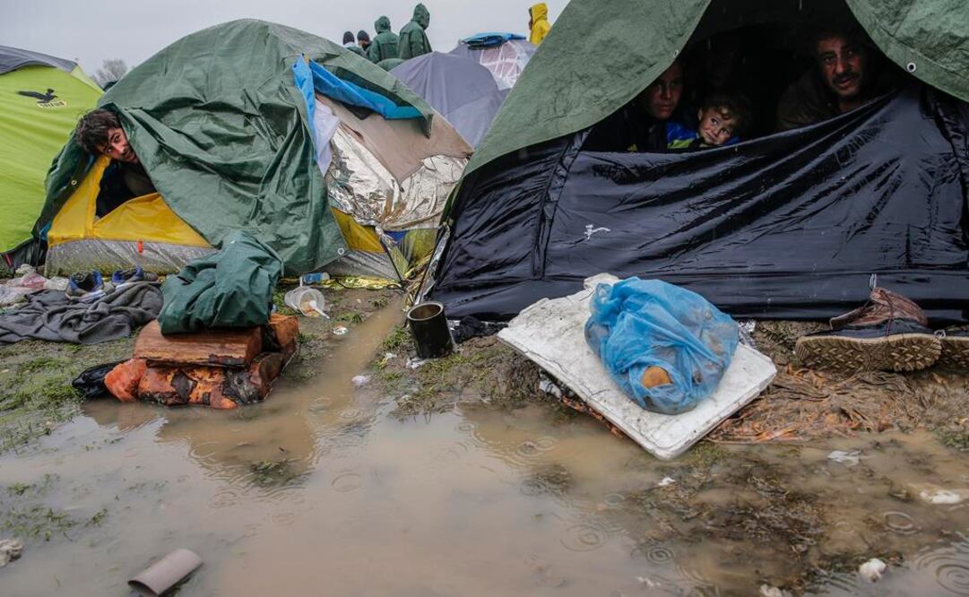 Piden cerrar centros de refugiados en Grecia