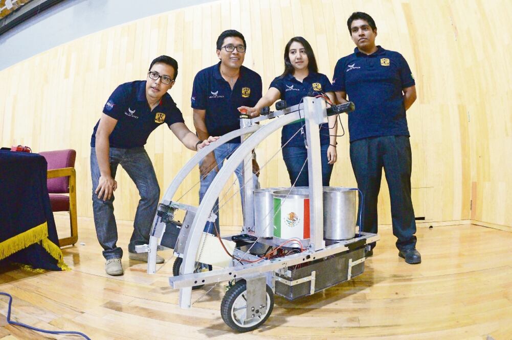 Algunos integrantes del equipo universitario con Rover (JUAN ANTONIO LÓPEZ)