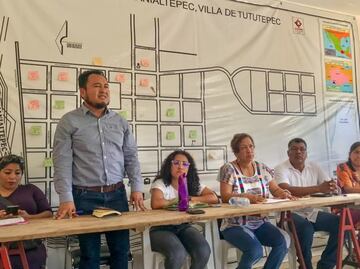 Pese a mediación del gobierno de Oaxaca, padres y maestros niegan servicio educativo a Paola; pide usar uniforme neutro