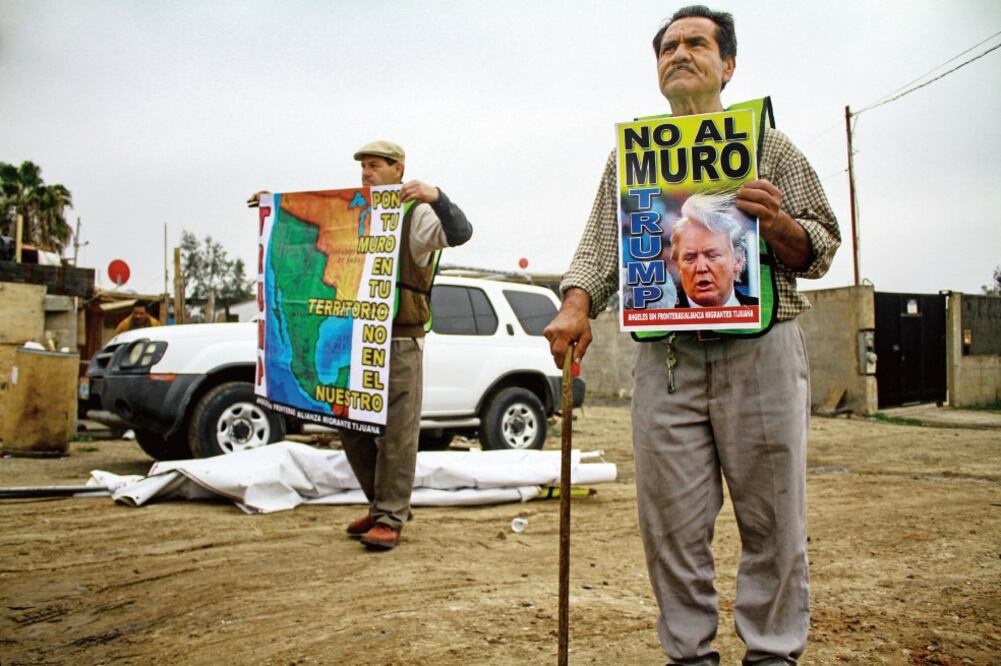 Activistas, mitrantes y vecinos de Tijuana protestan contra la construcción de un muro en la frontera entre EU y México (JOEBETH TERRIQUEZ. EL UNIVERSAL)