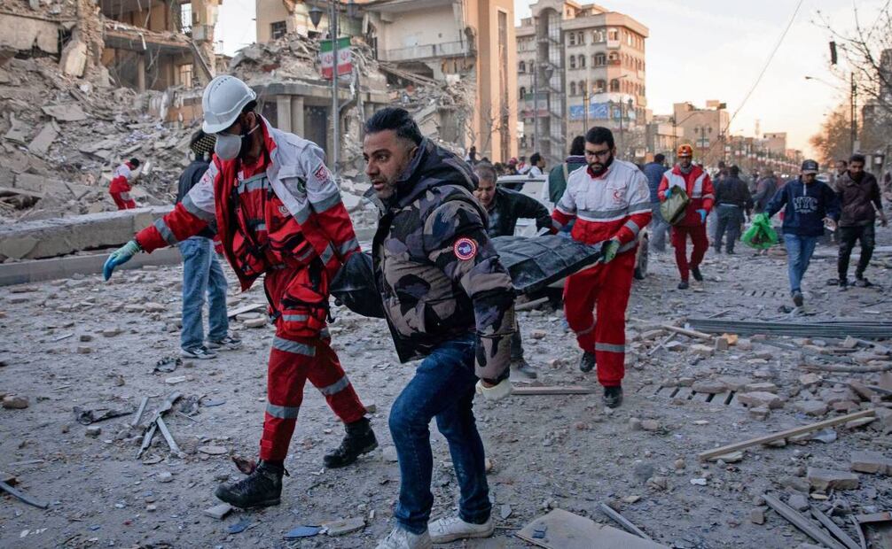 Personal médico retira un cuerpo tras un ataque a un edificio en la plaza Enghelab de Teherán. Foto: Majid Khahi / EFE