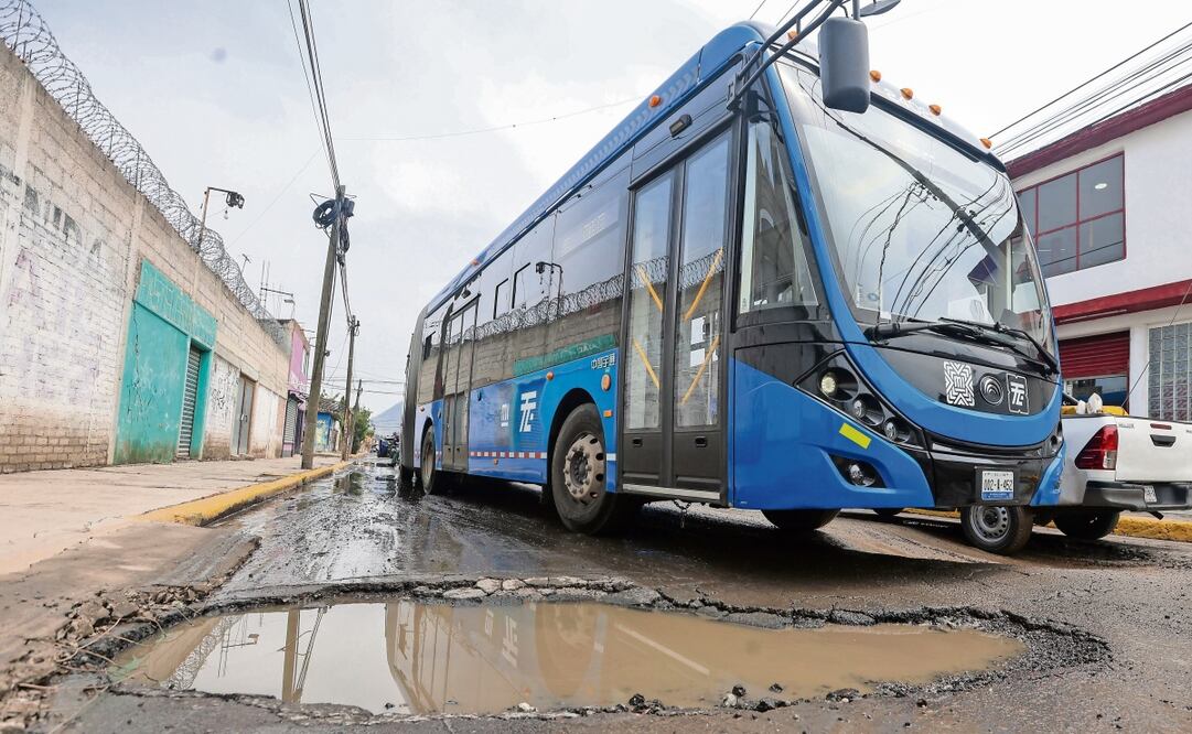Los baches afectan la circulación de las unidades y provocan retrasos en el servicio del Trolebús. Foto: Axel Sánchez / EL UNIVERSAL