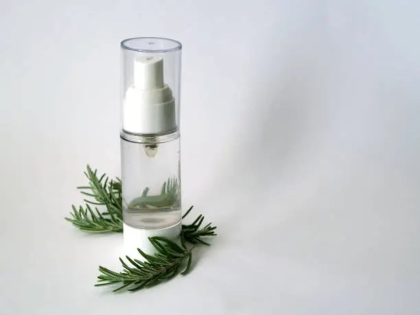 El agua de romero casero se puede utilizar todos los días después de lavarte el cabello. Foto: Unsplash