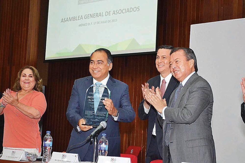 El dirigente nacional del PRI, César Camacho (der.), aplaudió el triunfo del Héctor Astudillo por ganar la gubernatura.