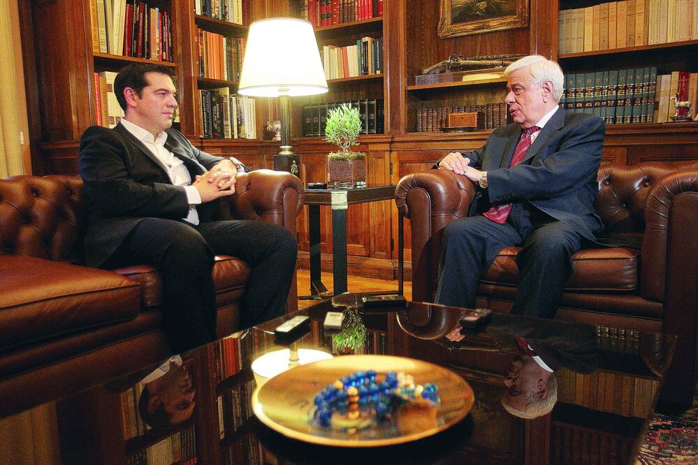 El primer ministro griego Alexis Tsipras (izq.) conversa con el presidente de Grecia, Prokopis Pavlopoulos, en el Palacio Presidencial de Atenas (MARIO LOLOS / XINHUA)