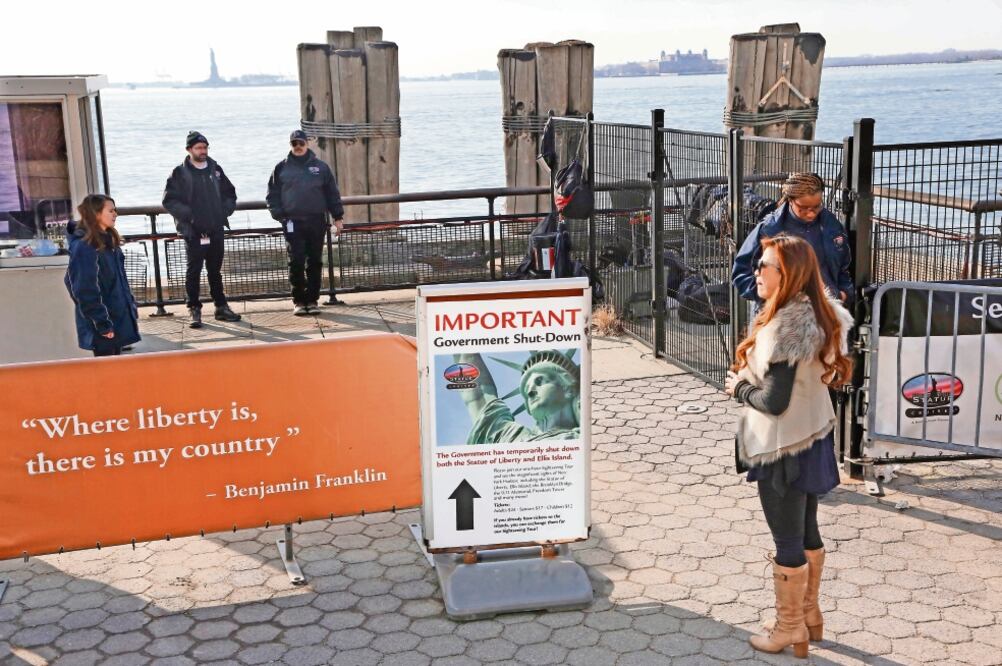 El cierre del gobierno de EU afectó también a la Estatua de la Libertad, que reabre hoy auspiciada por el gobierno de Nueva York. (MARK LENNIHAN. AP)
