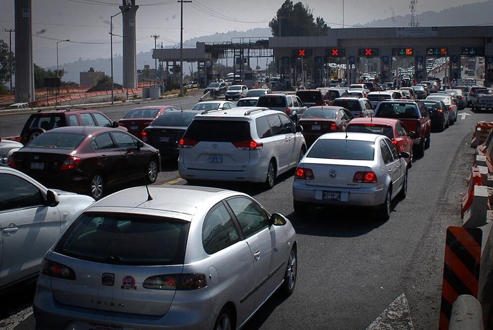 Miles de vacacionistas regresan de algunos destinos en Morelos y Guerrero por lo que abarrotan la caseta México-Cuernavaca. Foto: Cuartoscuro.com