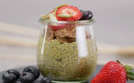 Pudín de chía con cereal y fruta para desayunar