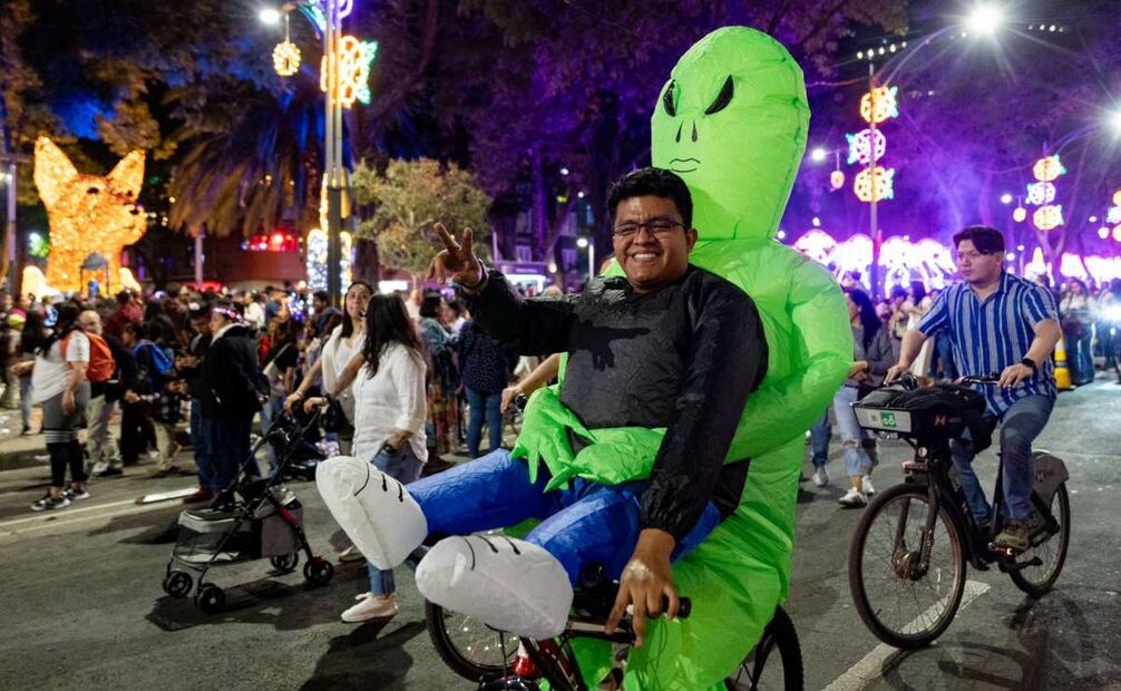 Miles de personas asistieron al Paseo Nocturno de Día de Muertos.
Foto: Hugo Salvador/El Universal