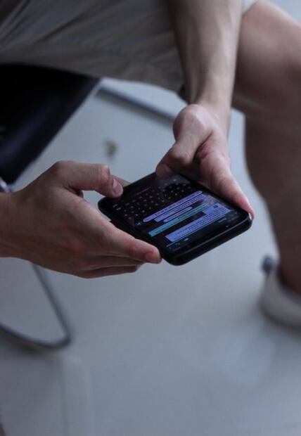 Cómo escribir con letras al revés en WhatsApp 