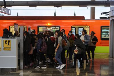 Se realiza el retiro de un tren de la Línea 12, la marcha del Metro es lenta