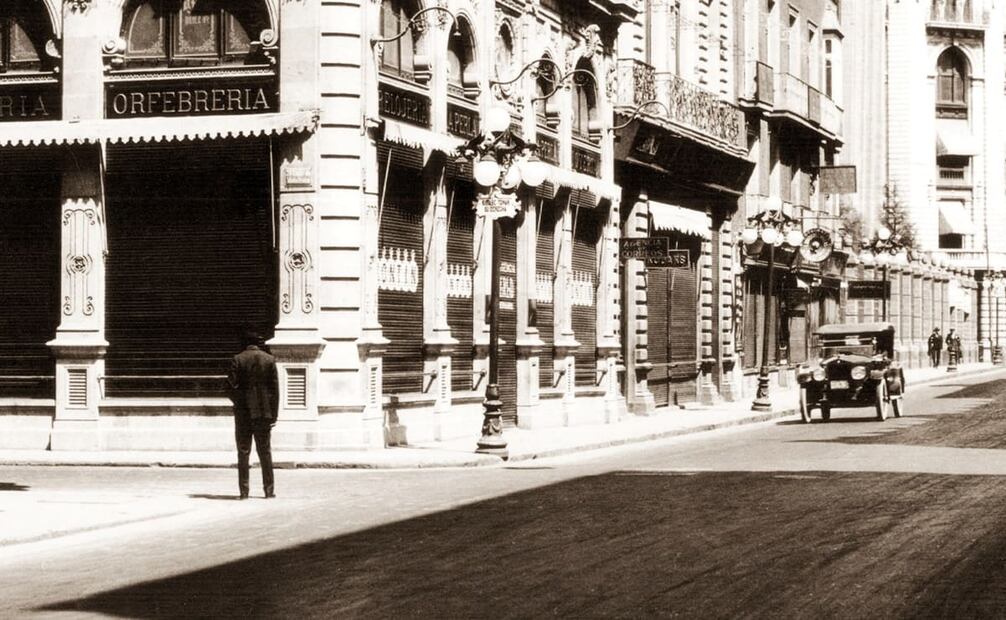 “Sírvase tomar su derecha” dice el letrero arriba de un poste de Avenida Madero, en los años 20. Ahora esta vía es totalmente peatonal. Colección Carlos Villasana.