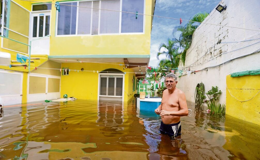 Jorge Forte muestra su casa inundada tras cinco días de lluvia por John ; perdió muebles, electrodomésticos y dos automóviles, además de años de trabajo. Foto: Valente Rosas / EL UNIVERSAL