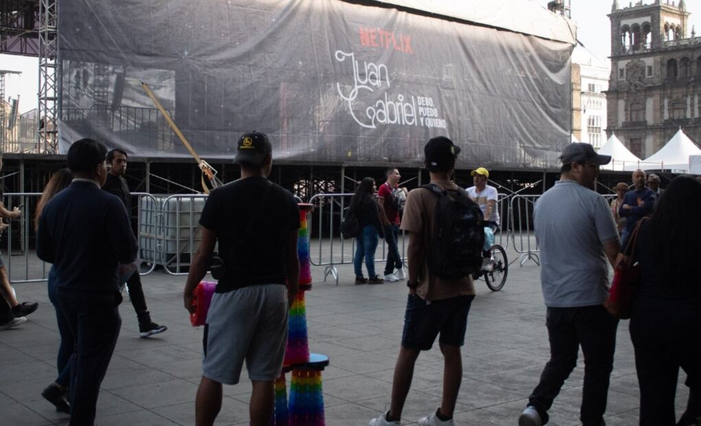 El escenario ya está listo, con una lona de fondo que luce el nombre de Juan Gabriel en blanco. Foto: Fernanda Zamora/EL UNIVERSAL.