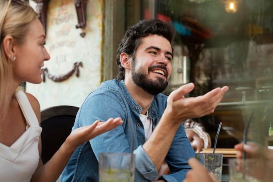 La IA destaca algunas señales clave que podrían revelar si un hombre tiene un perfil mujeriego. Fuente: Freepik.
