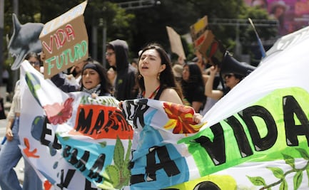 Marchan en Reforma por el clima, la vida y el futuro; reclaman devastación ambiental por megaproyectos como el Tren Maya