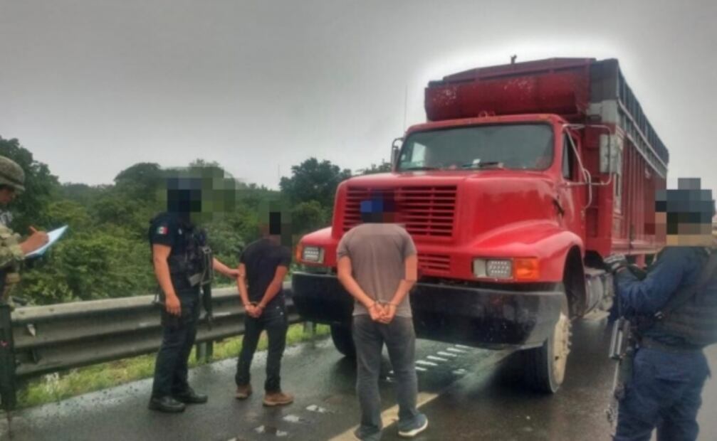 Rescatan a cien migrantes en Veracruz; hay 2 detenidos