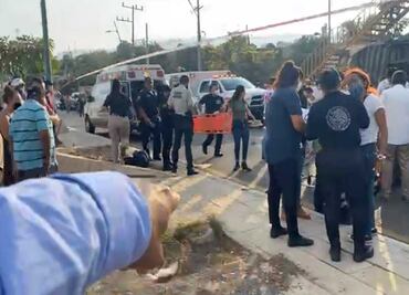 Periodista rompe en llanto al reportar accidente en Chiapas que dejó 55 migrantes muertos
