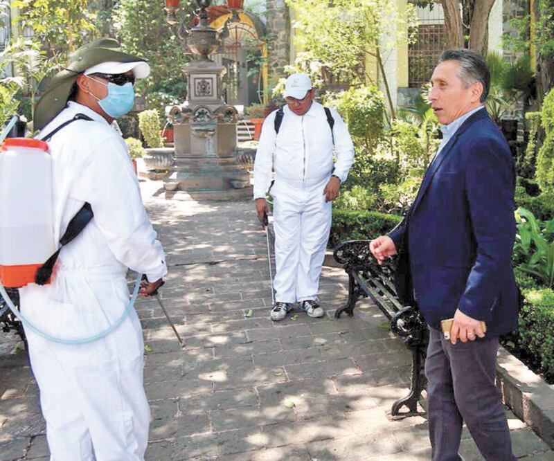 Manuel Negrete Arias (der.) seguirá las recomendaciones médicas desde su casa, tras presentar un cuadro gripal y temperatura mayor a 38 grados. Foto: ARCHIVO EL UNVERSAL