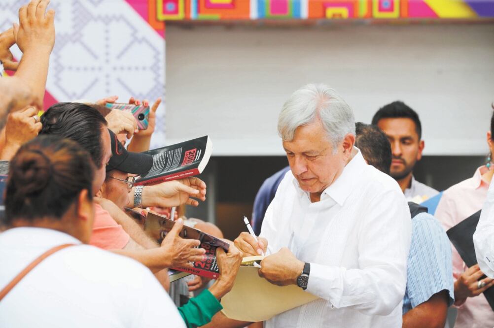 Cuando Andrés Manuel López Obrador bajó del escenario, la gente se abalanzó para tomarse una foto con él o tocarlo, mientras lo seguían a su camioneta. (YADÍN XOLALPA. EL UNIVERSAL)