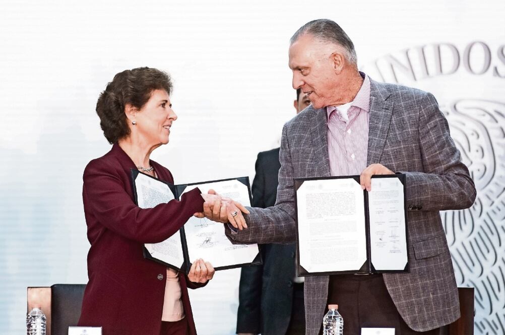 María Cristina García Cepeda, secretaria de Cultura, y Salvador Cienfuegos, titular de la Sedena. (GERMAN ESPINOSA. EL UNIVERSAL)