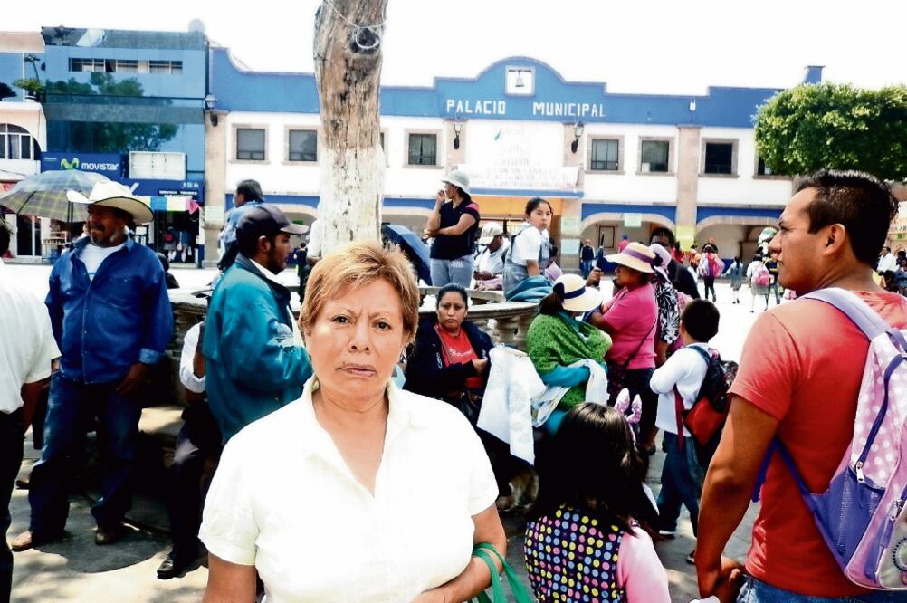 La señora Felipa Miranda expresó su angustia ante el desabasto de agua. Autoridades intentan ayudar a la población con pipas particulares que cobren poco por el líquido entregado a las viviendas (ESPECIAL)