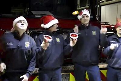 Bomberos le ponen ritmo a la navidad