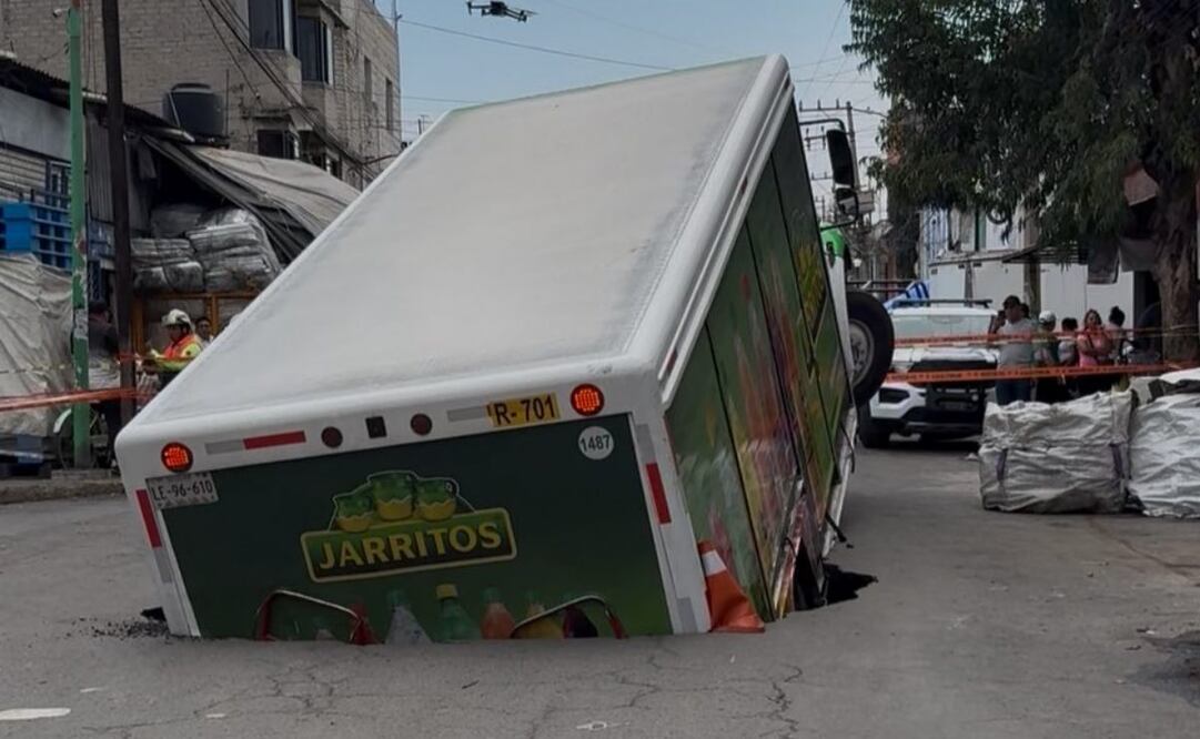 Camión refresquero cae dentro de socavón en Iztapalapa.
Foto: Especial.