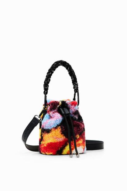 Alerta tendencia: El auge de las bolsas en textura de peluche