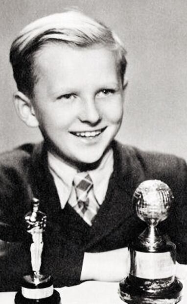 El joven actor checoslovaco, Ivan Jandl, con su Oscar honorífico y el Globo de Oro como “Most Promising Newcomer”, por su trabajo hasta 1948. Foto: ESPECIAL/Pinterest.