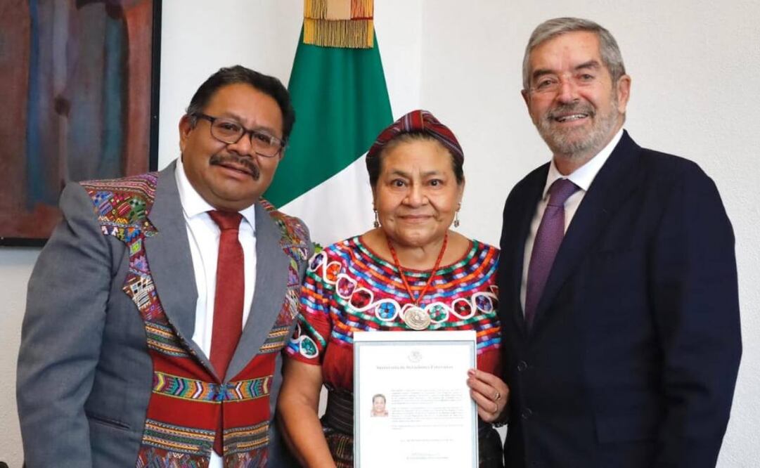 Rigoberta Menchú recibió este miércoles 16 de julio su carta de naturalización de manos del canciller Juan Ramón de la Fuente. Foto: SRE