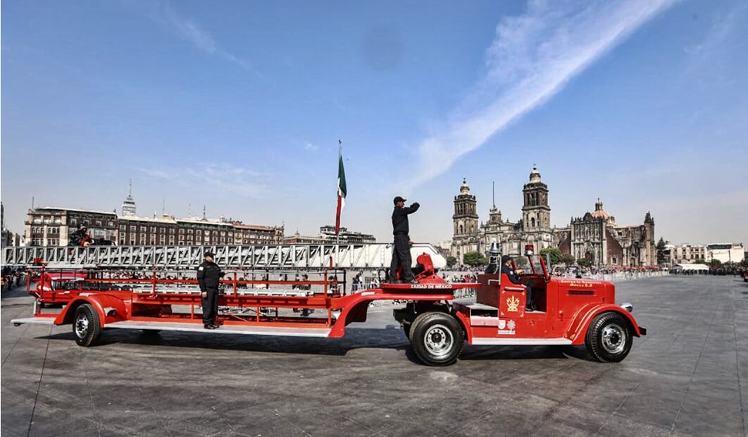 Desfile de bomberos en la Ciudad de México. Foto: Gabriel Pano/EL UNIVERSAL