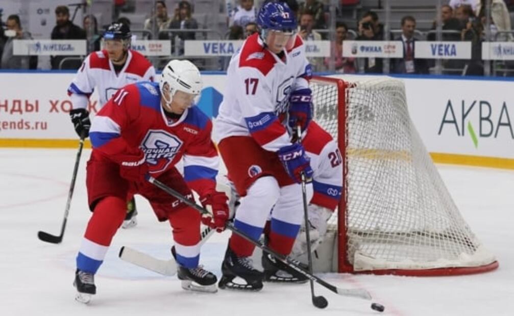 Putin la rompe jugando hockey en partido de estrellas 